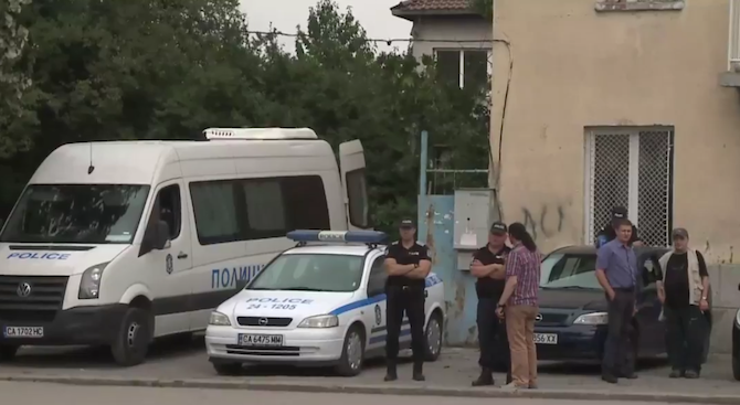 Столичният квартал „Христо Ботев” е под полицейска блокада заради ромската свада (видео)