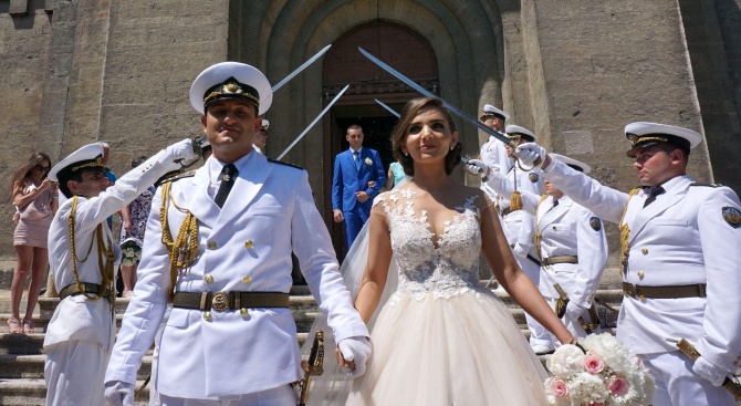 Флотска сватба събра погледите във Варна (снимки)