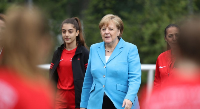 Меркел се опитва да организира среща за миграцията със страни от ЕС