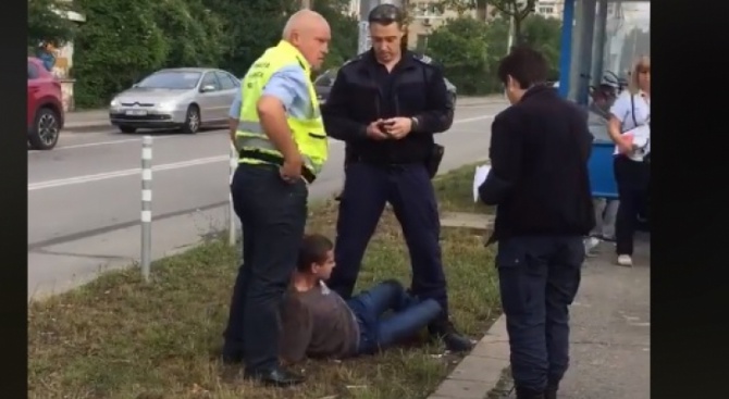 Служителят на ЦГМ, който се вижда да затиска младежа към земята с коляно в главата, няма да бъде наказан (видео)