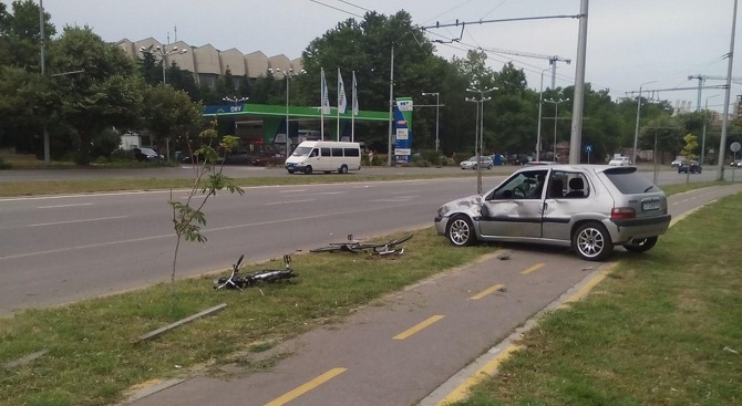 Блъснаха двама велосипедисти на велоалея във Варна (снимки)