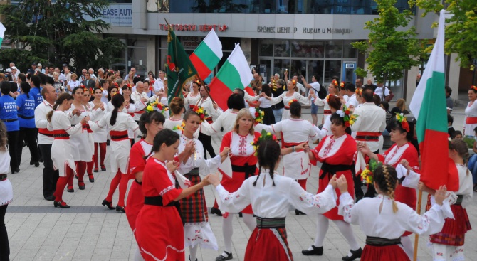 450 танцьори се хващат на "Хоро край лазурния бряг" (снимки)
