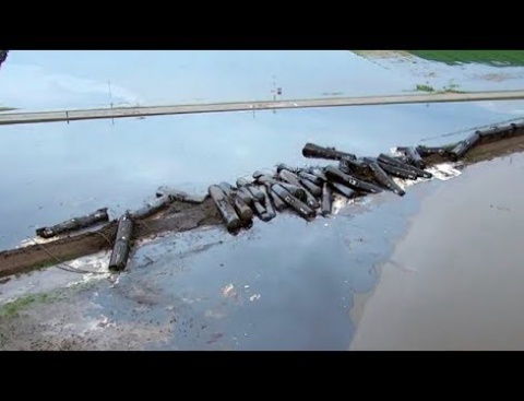 Хиляди литри суров петрол се изляха от дерайлирал влак в щата Айова (видео)