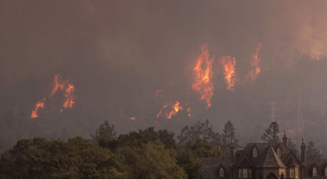 Пожари в Калифорния унищожиха сгради и наложиха евакуации (видео)