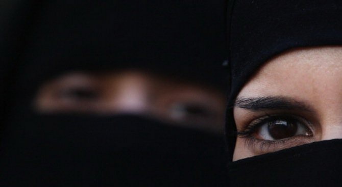 Погнаха водеща от Саудитска Арабия за неприлично облекло (снимка)