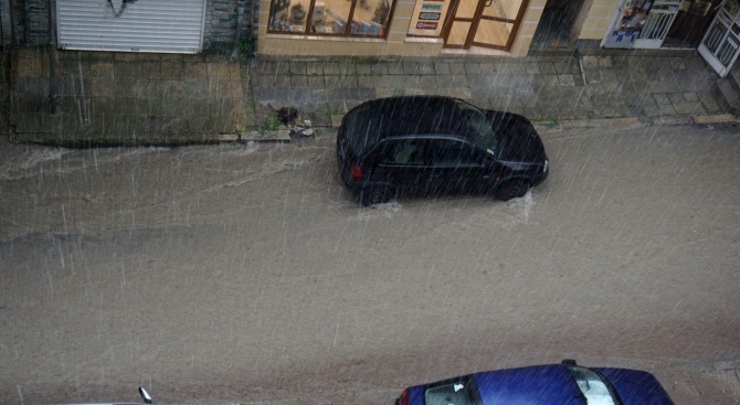 Пороен дъжд наводни Сливен