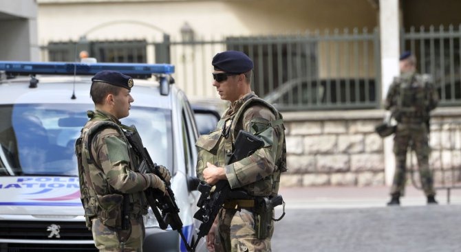 Франция обмисля връщане на задължителната военна служба