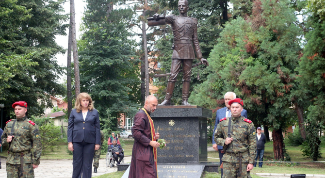 В Павел баня откриха паметник на патрона си (снимки)