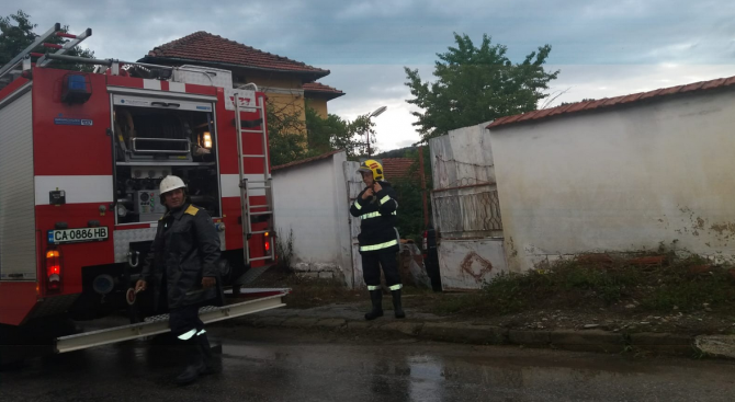 Мъж загина, докато изпомпва вода от мазето си в Роман