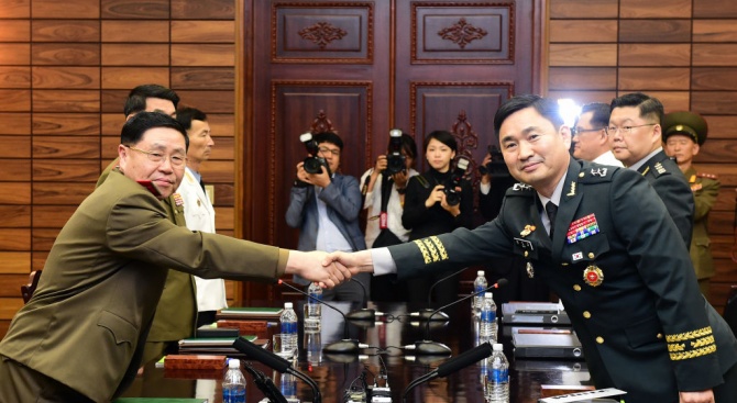 Северна и Южна Корея отвориха отново канал за комуникация