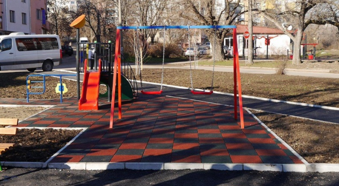 Вандали унищожиха детска площадка 