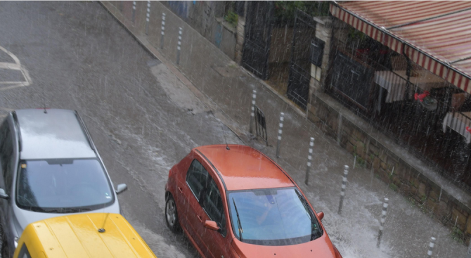 Община Плевен отстранява щетите от проливния дъжд в петък 