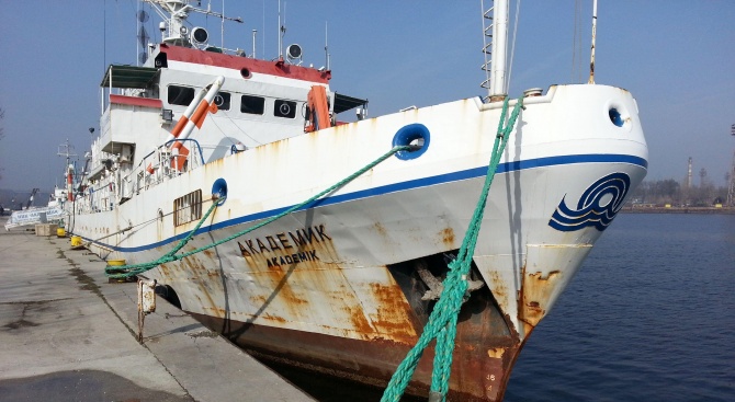Кораб „Академик” отплава на проверка за екологичното състояние на Черно море (снимки)