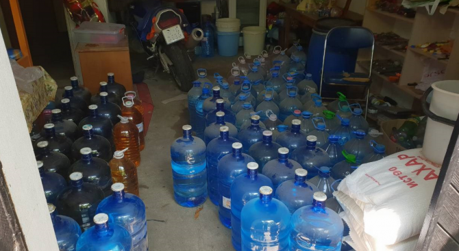 Откриха близо 1,5 тона нелегален алкохол в Аксаково 