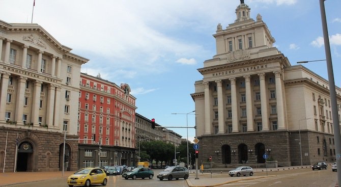 Охранител бе открит мъртъв в шахта в Партийния дом