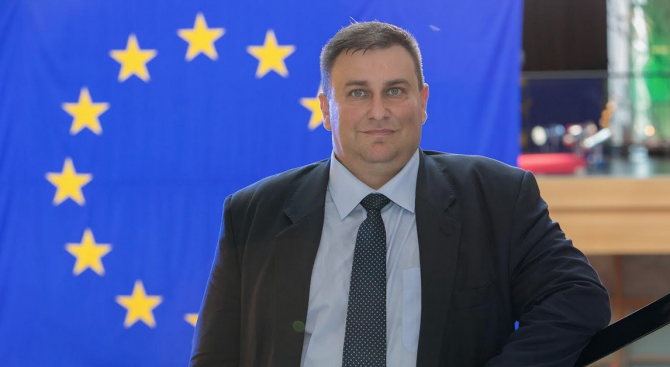Емил Радев: Многократно сме призовавали за приемането на европейско законодателство по административните процедури