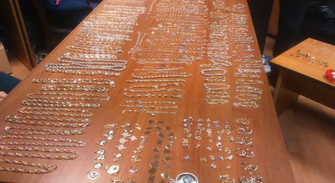  1400 грама златни накити откриха митничари на ГКПП "Лесово"