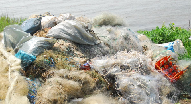 Извадиха 240 м бракониерски мрежи с мъртва риба и раци от язовир "Ястребино" 