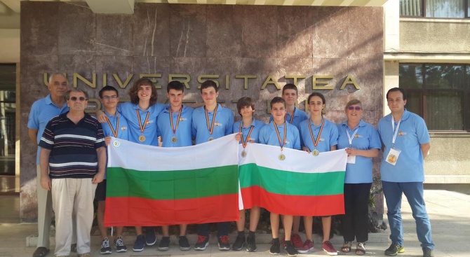 4 златни, 7 сребърни и 2 бронзови медала завоюваха българските отбори по математика и информатика (снимка)