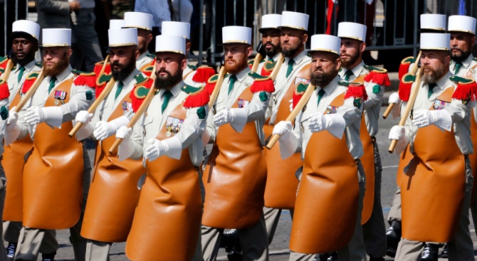 Франция отбелязва националния си празник с военен парад в Париж