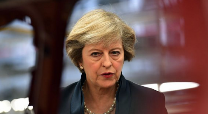 Тереза Мей призова съпартийците си да не излагат Брекзита на риск