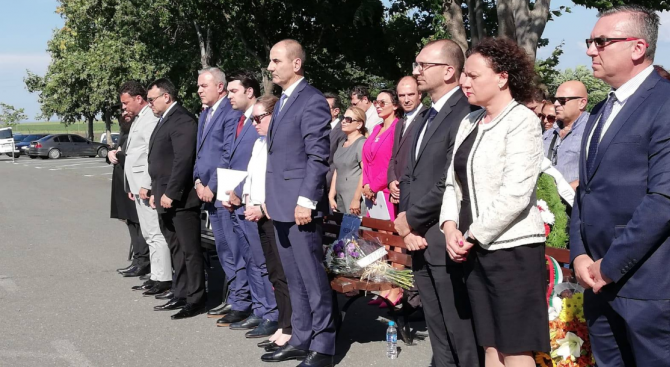 Цветанов: За мен бе чест да присъствам на възпоменателната церемония в памет на жертвите на атентата в Сарафово (снимки) 