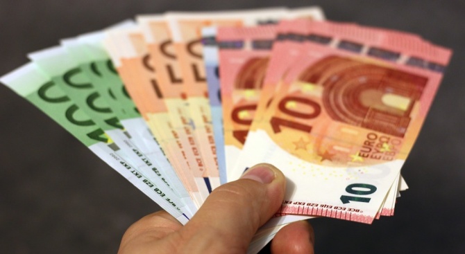 69-годишен намери 200 евро и банкова карта, върна ги в полицията