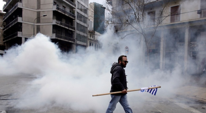 Анархисти хвърляха боя по министерство в Гърция 