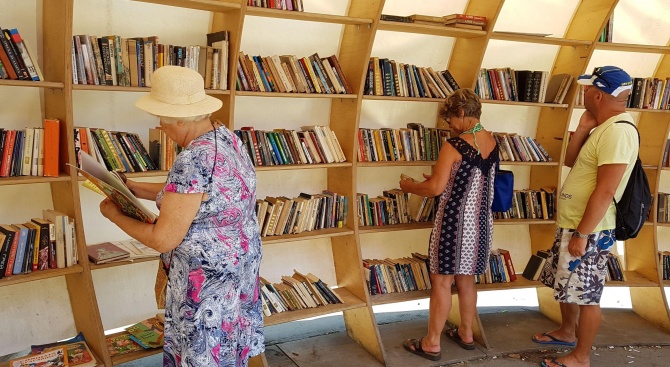 Библиотеката на открито във Варна се напълни с книги (снимки)