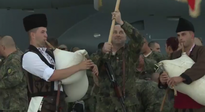 Каба гайди посрещнаха у дома най-многобройния ни български контингент (видео)