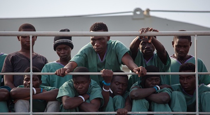 Спасителен кораб с 40 африкански мигранти е блокиран от 11 дни край бреговете на Тунис, който му отказва достъп 