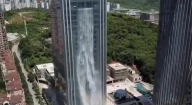 В Китай пуснаха изкуствен водопад върху фасадата на небостъргач (видео)