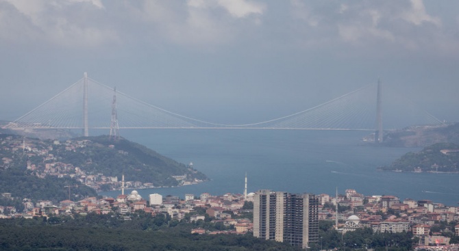 Затвориха Босфора в двете посоки след авария на гръцки кораб-цистерна