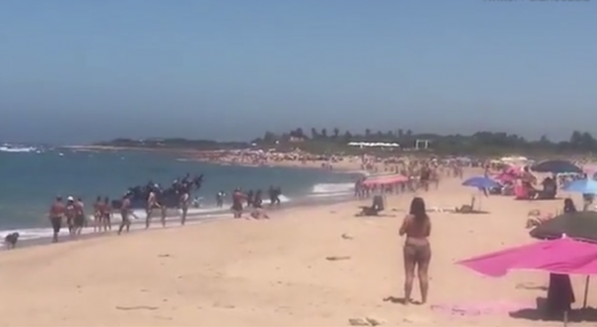 Десетки мигранти щурмуват плаж в Испания, туристите смаяни (видео)