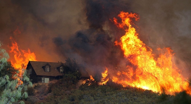 Ветровете и сушата засилват пожарите в Калифорния (видео)