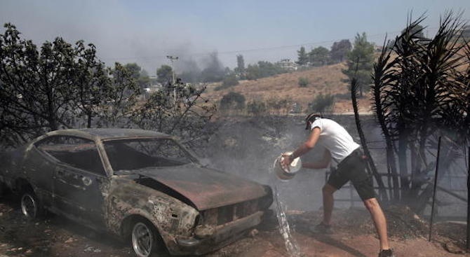 Жертвите от пожарите в Гърция вече са 91 (видео)