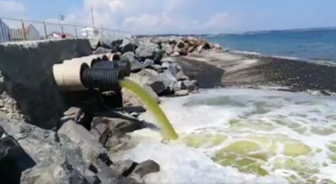 Зелена течност се излизва от тръба в морето край Бургас (видео)