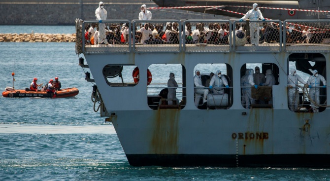  Италиански кораб върна мигранти в Либия, предизвиквайки скандал