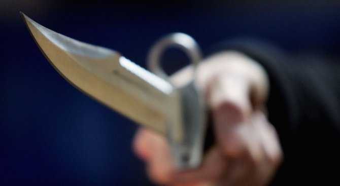 Двама непълнолетни заплашиха с нож и опитаха да ограбят жена в дома й