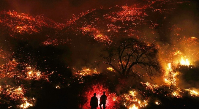 Пожарникарите се мъчат да овладеят двата най-големи пожара в щата Калифорния