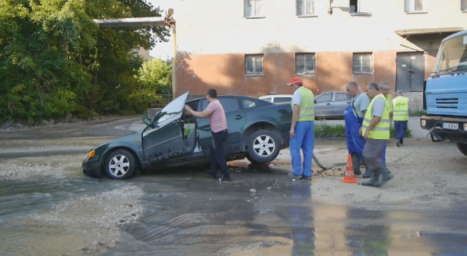 Кола пропадна в дупка в Шумен 