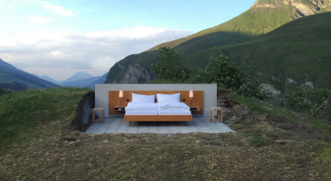 Хотелска стая без покрив и стени посреща гости в Алпите 
