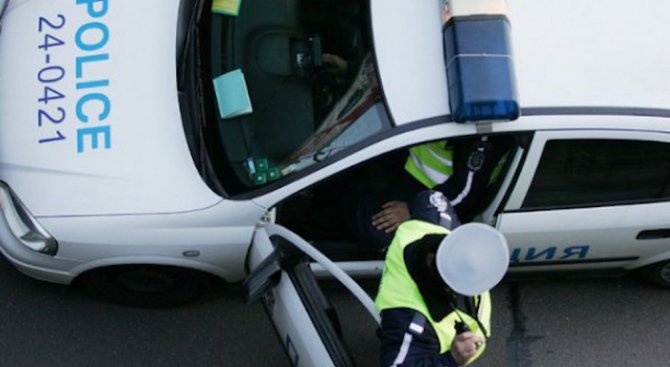 Пернишки шофьор опита да подкупи полицаи