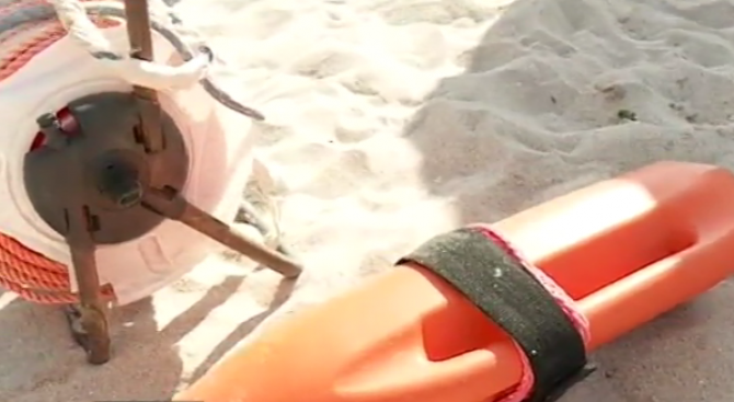 Агресия на плажа: Спасител изрита плажуващ, той пък му отвърна с юмрук (снимки+видео)