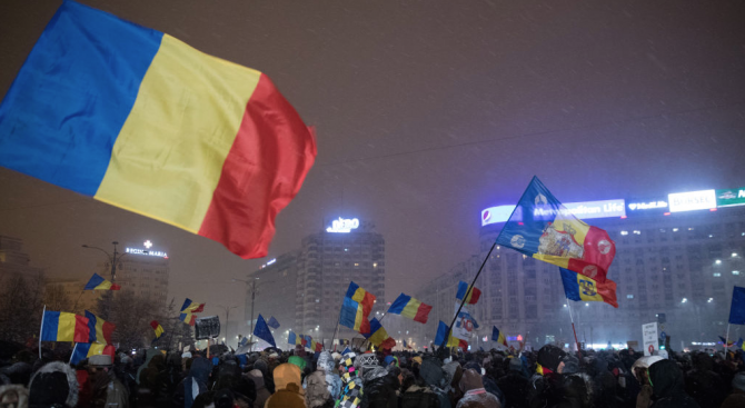 В Румъния протестират срещу корупцията, а тук в нейна подкрепа!