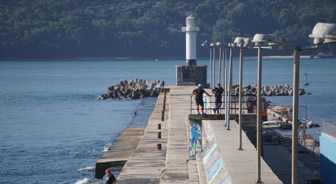 Вълна блъснала в тетраподите водолаз, издирвал децата в морето край Варна