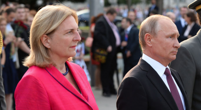 Австрийската външна министърка се омъжи, Путин подари цветя и изпълнение на казашки ансамбъл