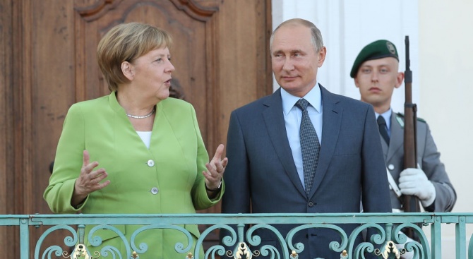 Меркел и Путин с брифинг преди срещата си в замъка Мезеберг 
