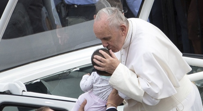 Целувка на папата изцери дете (видео)