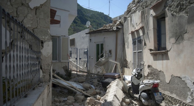 Достъпът до жилищата, останали под рухналия мост в Генуа, е забранен